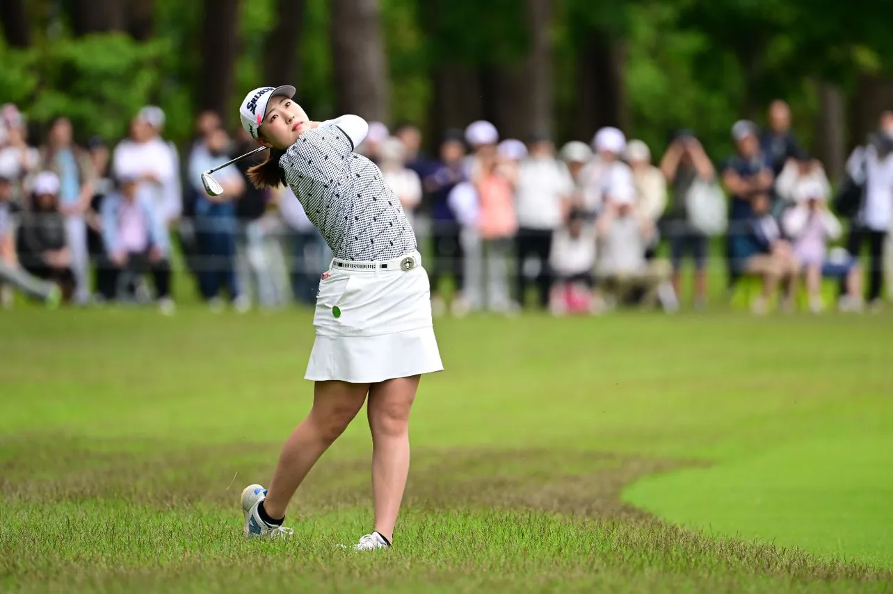 【写真】きれいなスイングフォームを披露する竹田麗央プロ