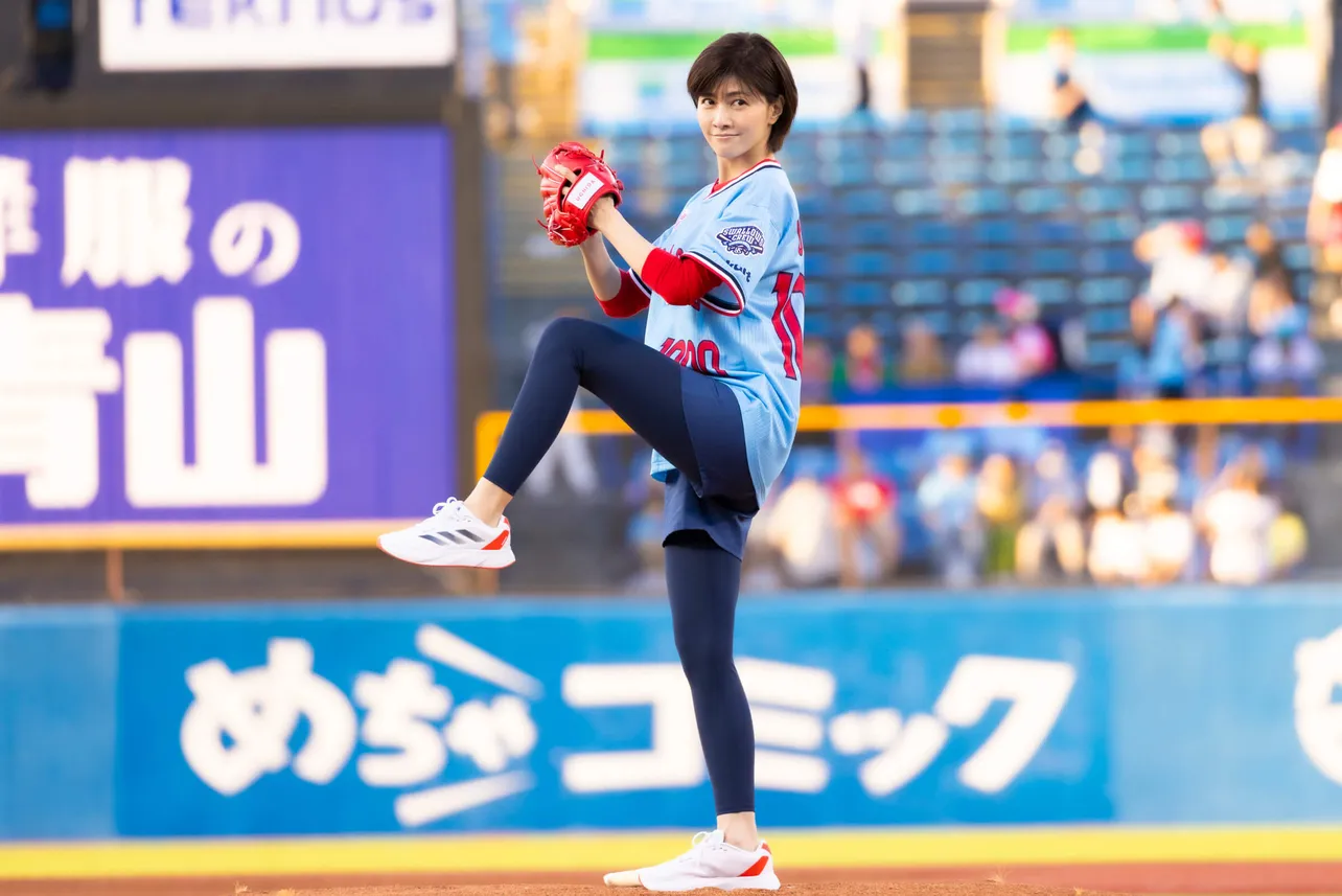 【写真】内田有紀、始球式で美脚を活かした豪快なフォームを披露