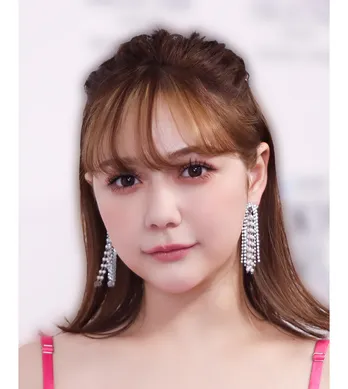 上着がはだけて…村重杏奈、生肌を露出したニットキャミ姿に「なんか綺麗になってる」「いいからだ」と反響