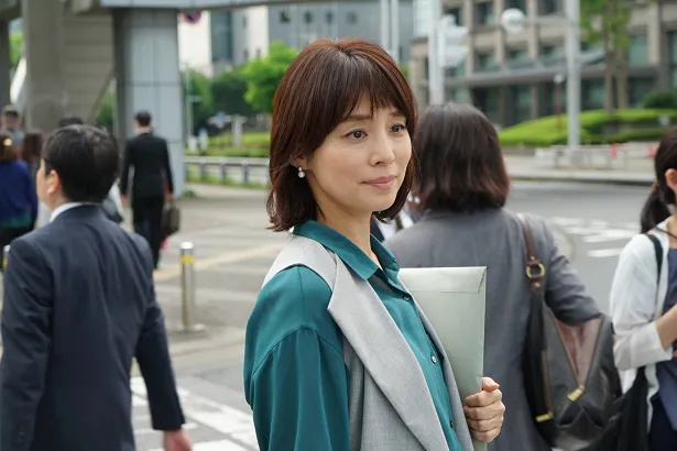 篠原涼子とママ友役を演じる石田ゆり子。かつては新聞社の政治部記者だった