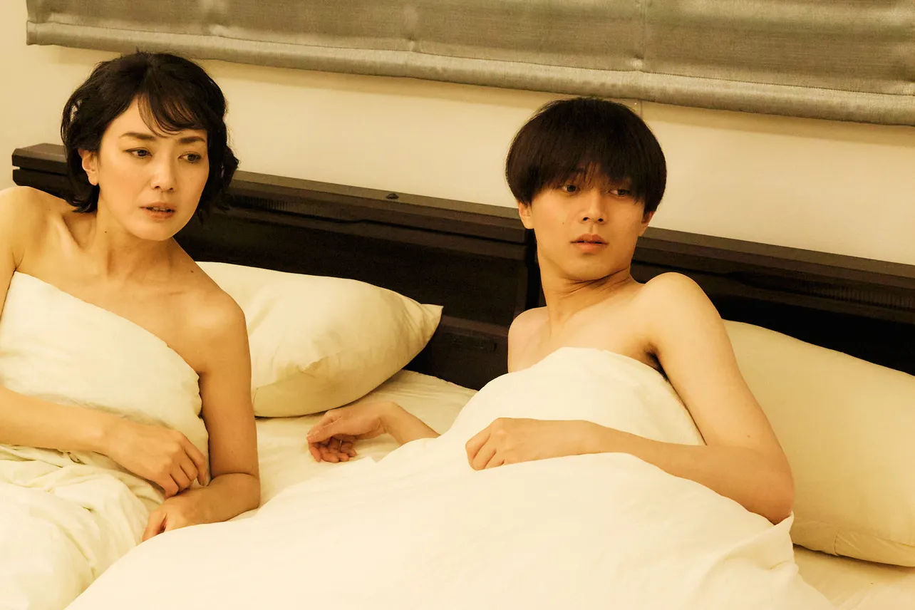 【写真】透(永瀬廉)と詩史(板谷由夏)が裸でベッドに…