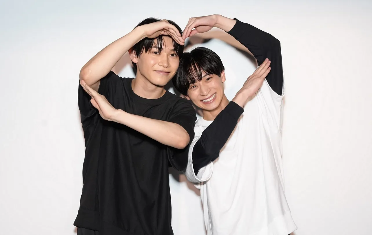  【写真】佐藤瑠雅＆坂井翔、2人でハートポーズを作る姿が尊い