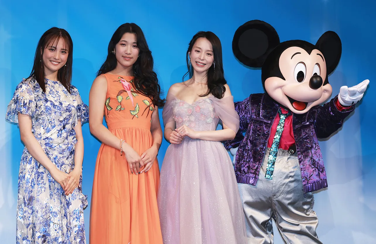 記者発表会に登場した大友花恋、斎藤瑠希、平野綾、ミッキーマウス(写真左から)