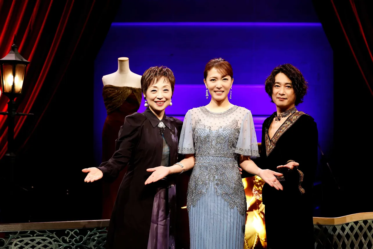  「ニッポン・シャンソン～越路吹雪・銀巴里… 歌い継がれる愛の讃歌～」に出演した(左から)クミコ、安蘭けい、ソワレ