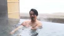 【写真】小田井涼平、海と溶け込む絶景風呂にトロトロ
