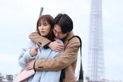 【写真】明日香(広瀬アリス)を抱きしめる和樹(綱啓永)