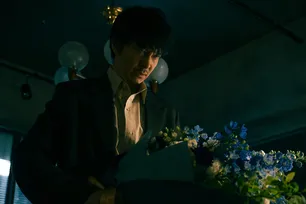 長谷川博己“明墨”、花束を持って現れた野村萬斎“伊達原”に挑発されるも反論できず…＜アンチヒーロー＞