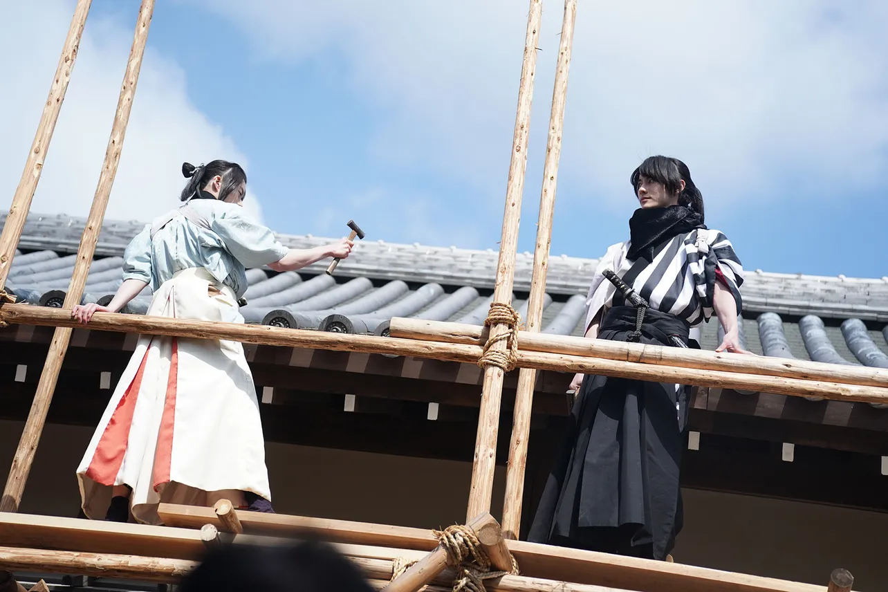 奥智哉“丘十郎”たちは、水戸藩別邸の修繕作業を手伝っていく