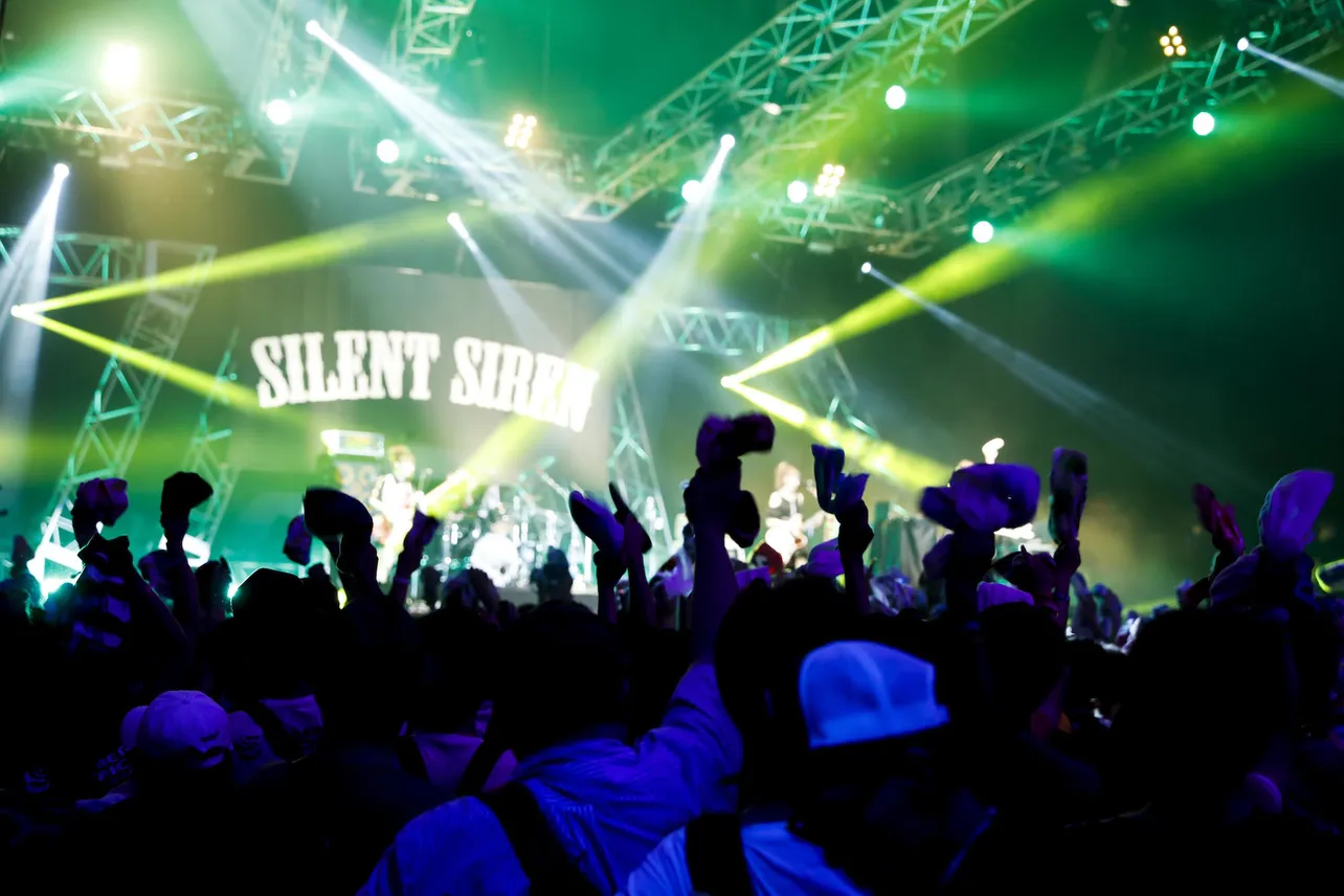【写真を見る】2017年も多くの夏フェスへ出演したバンド・SILENT SIREN