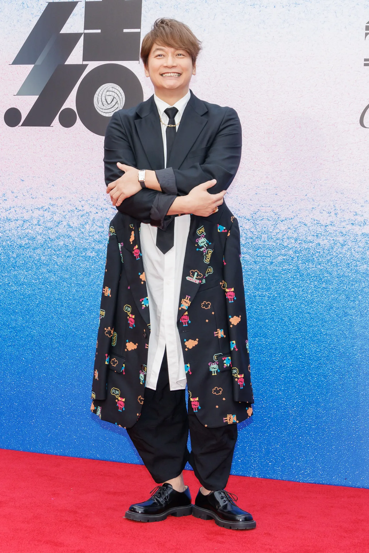 【写真】ジャケットを二枚合わせたような個性あふれるスタイリングで登場した香取慎吾