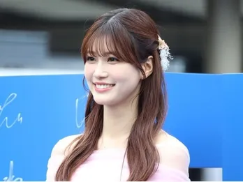 生見愛瑠、ピンクのドレスアップ&お茶目ポーズのオフショに「おとなめるるな感じがステキ」の声<くる恋>