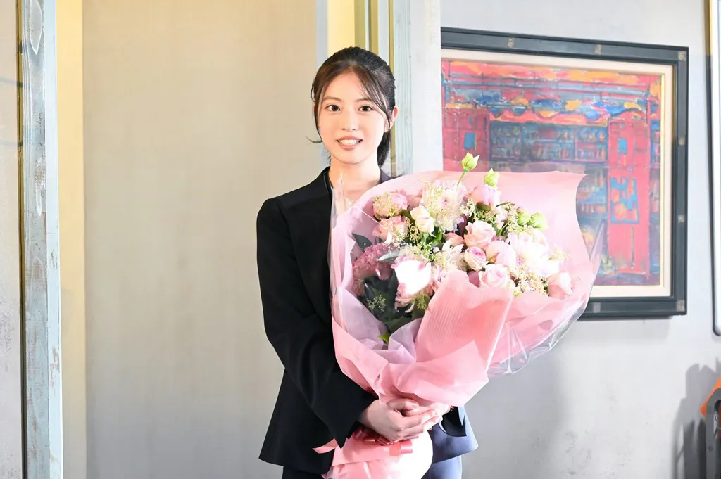 【写真】自身の体からはみ出すほどの大きな花束を抱える今田美桜