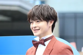 瀬戸康史、カッコよく傘を差すお茶目ポーズに「仮面ライダー」「剣士みたい」の声<くる恋>