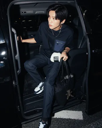 Snow Man目黒蓮、耳元でイヤリングがキラリ、オニギリ型ミニバッグ&クマ型チャームで“クール×遊び心”のフェンディコーデ披露