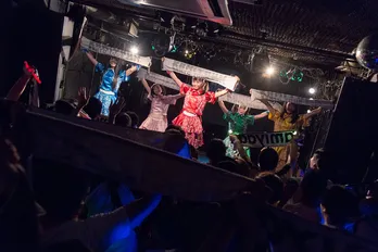 神宿、関東ツアー初日で“お立ち台”パフォーマンス初披露!