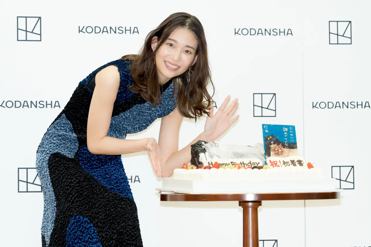 【写真】森川葵、誕生日ケーキのサプライズに笑顔