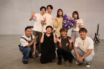 <366日>クランクアップでHYのサプライズ登場に広瀬アリスが涙ぐむ「また成長して、“月9”という場に戻ってきたい」