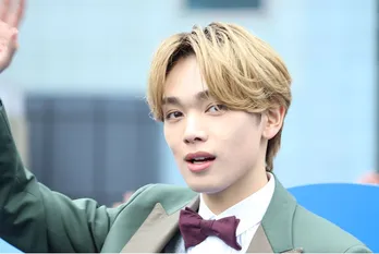 宮世琉弥、“新くるり”ポーズ披露のお茶目なオフショットに「カワイイ」「かっこいい」の声<くる恋>