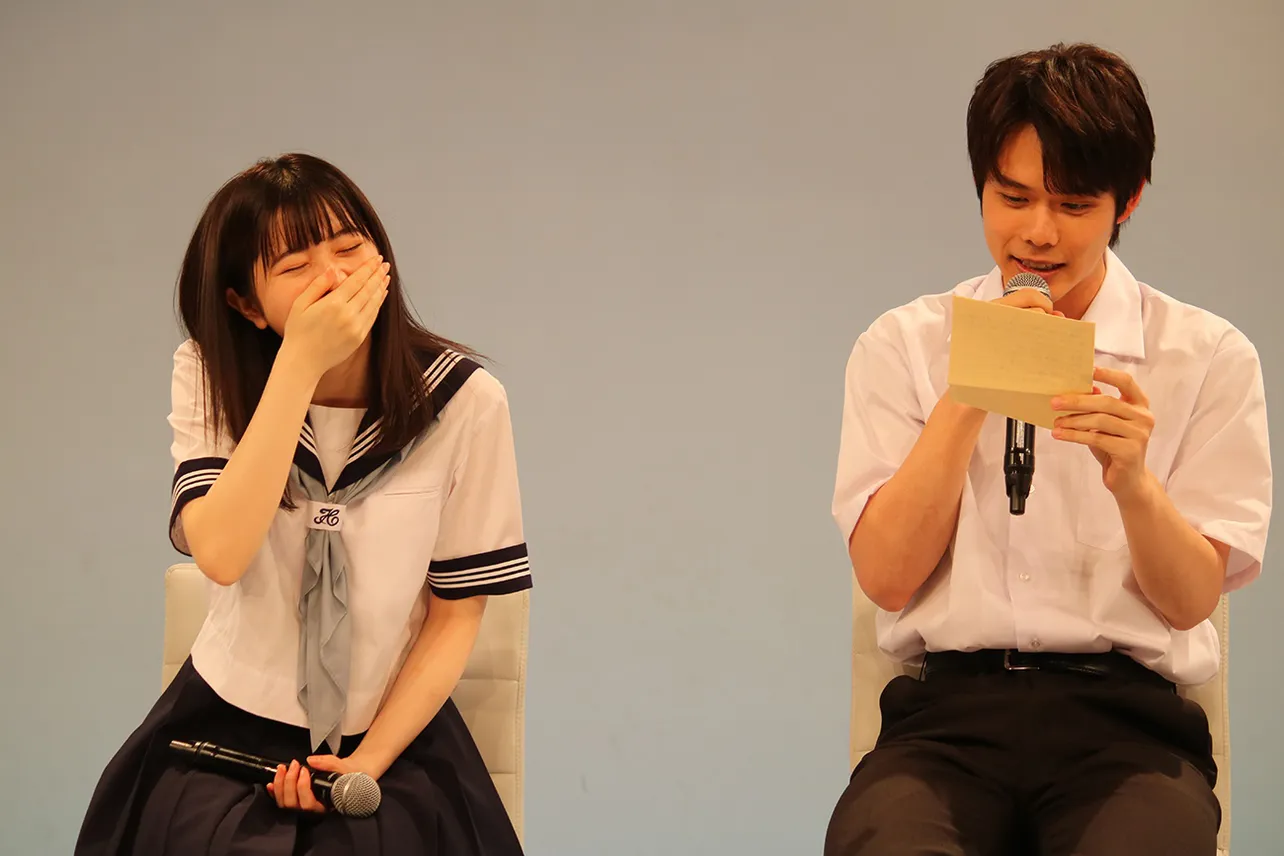 【写真】細田佳央太が桜田ひよりのコメントを代読すると、桜田は照れ笑い
