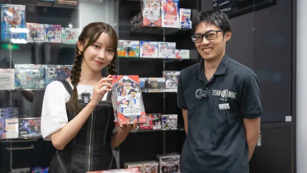 (写真右)「MINT三宮店」の店長である毛利優介さんにMLBトレーディングカードについてたくさん教えてもらいました！