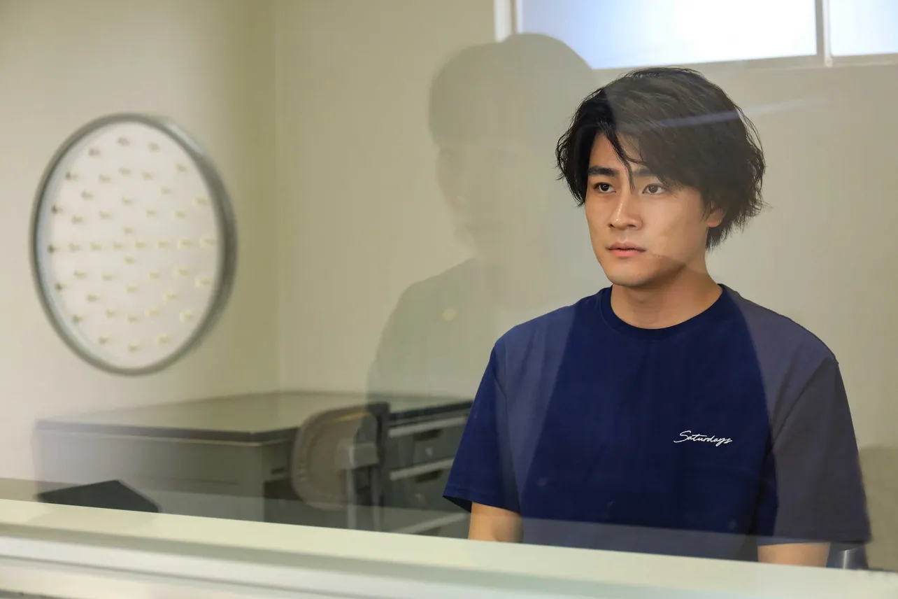 【写真】収監された森本慎太郎“正義”に接見する人物…うっすらとガラス越しにその姿が写る