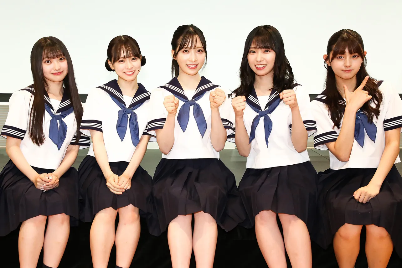 AKB48の山崎空、倉野尾成美、小栗有以、山内瑞葵、久保姫菜乃(写真左から)が「ガールズドライブ」Blu-ray発売記念イベントに登壇した