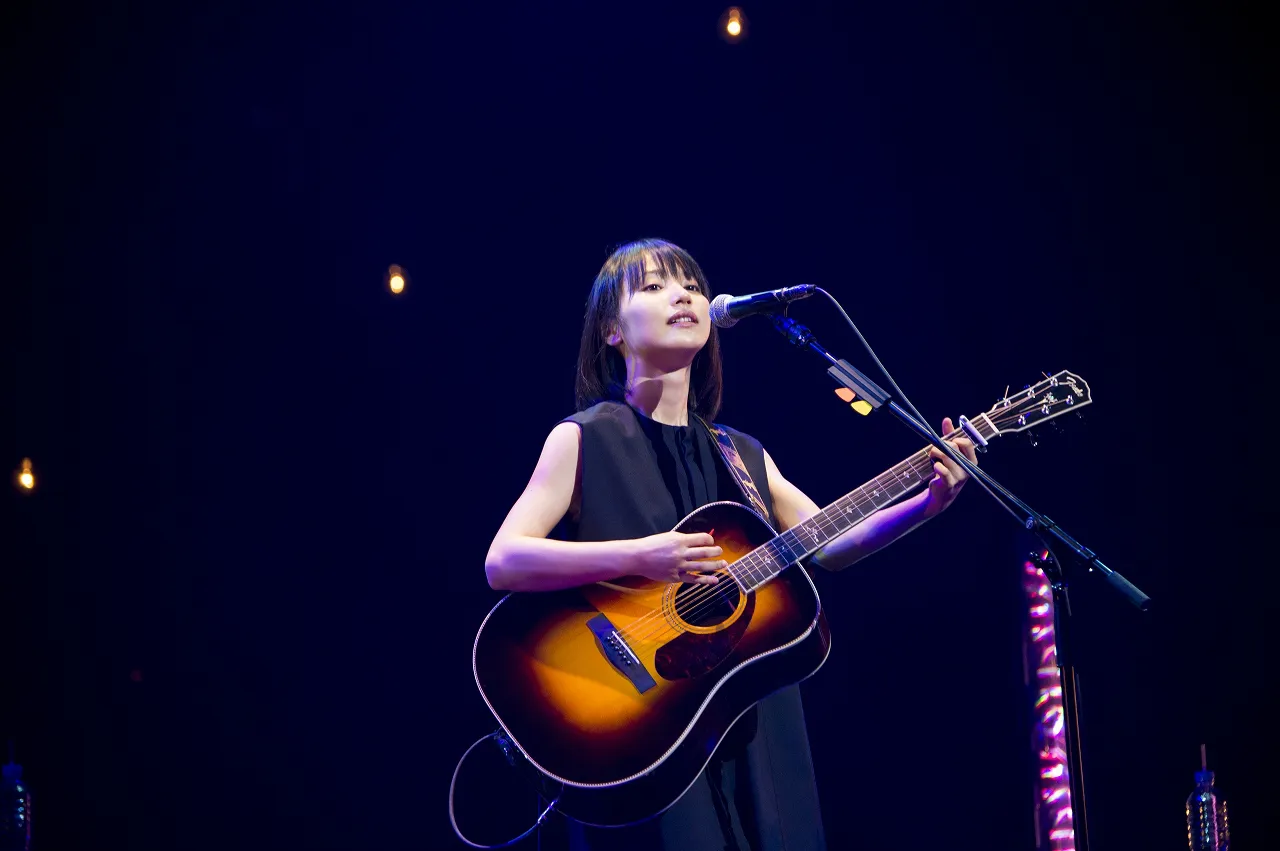 新山詩織が弾き語りワンマンライブを行った