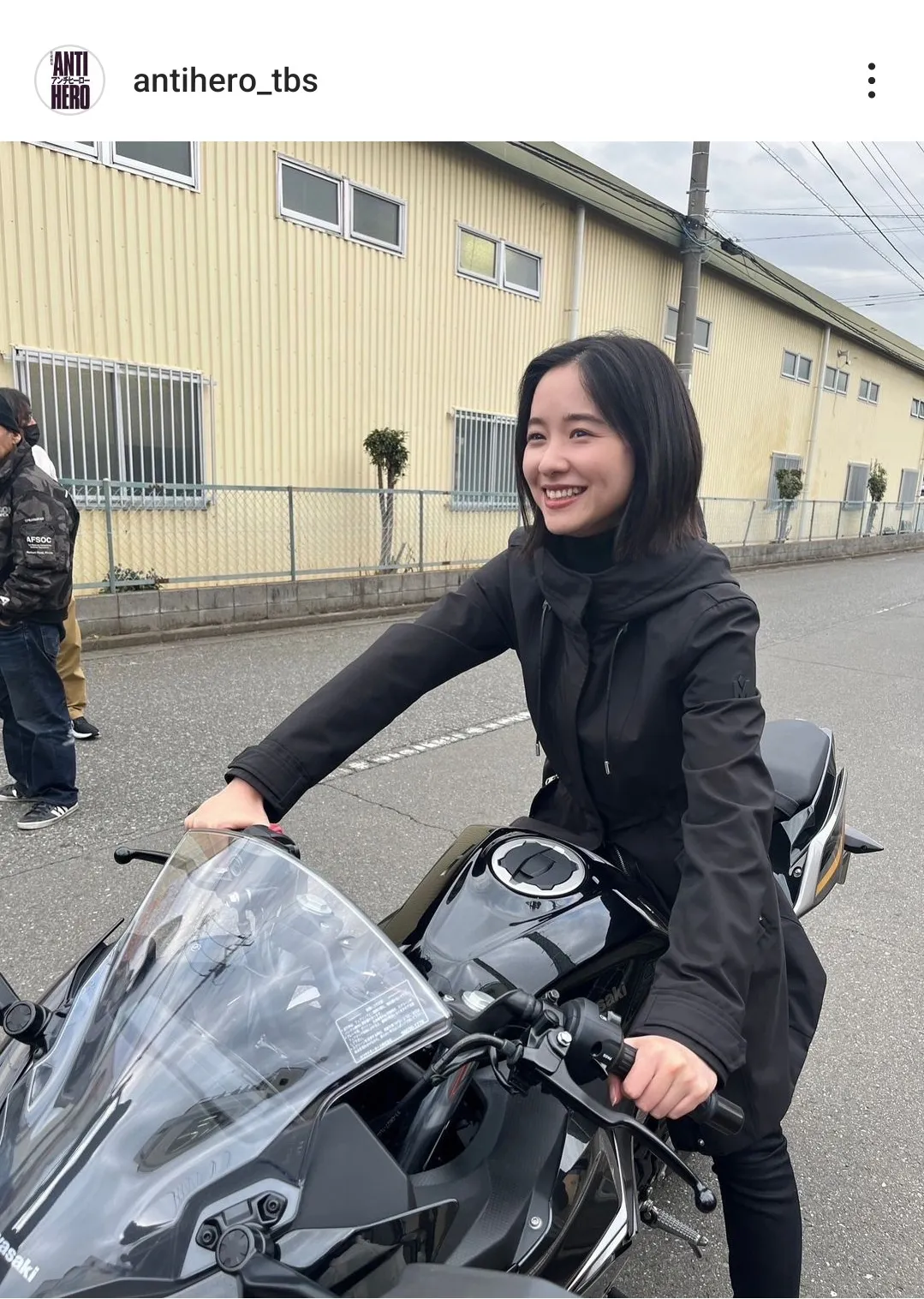 堀田真由、笑顔でバイクにまたがるオフショット