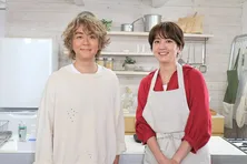 ヒャダイン×和田明日香がほろ酔いで宅飲み 波長ぴったりの2人が生み出した「虚無たこ焼き」で大盛り上がり<和田明日香のゆる宅飲み>