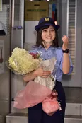 【写真を見る】花束で見送られる橋本環奈