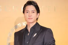台風被害に立ち向かう山下智久“晴原”…真剣な表情のオフショットに「救ってくれると信じてます」の声<ブルーモーメント>
