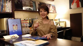 飯島直子が本の街・神保町で“絵本の読み聞かせ”に挑戦 ウクレレの音楽響くおしゃれな隠れBARを堪能<飯島直子の今夜一杯いっちゃう?>