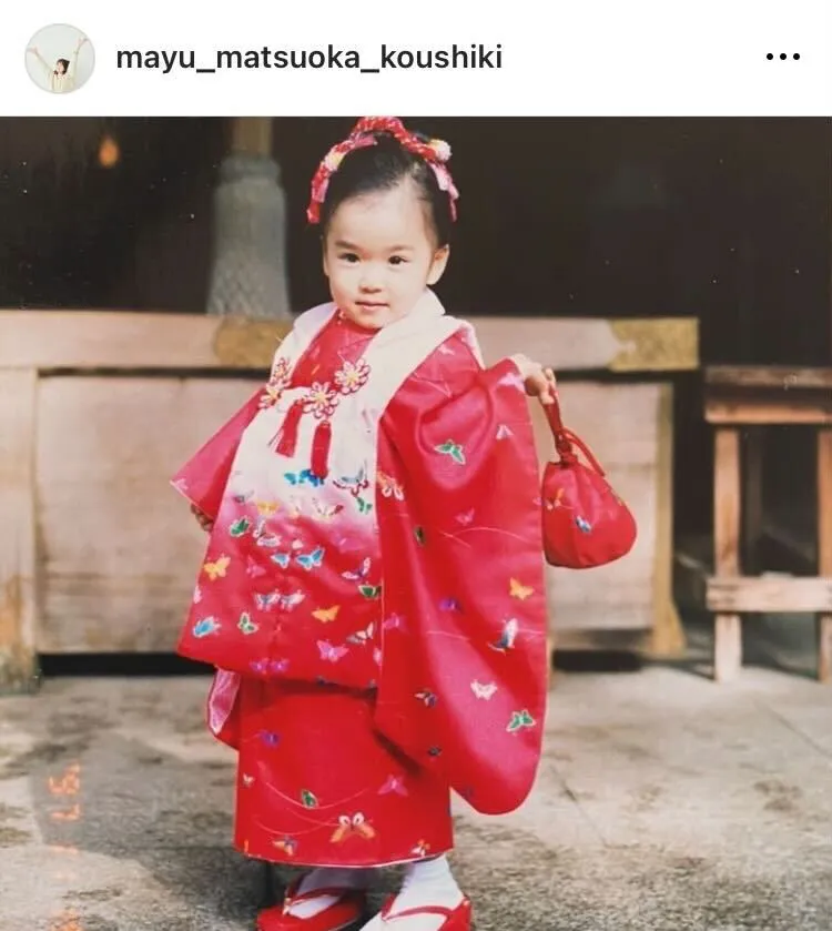 【写真】“面影ある”…松岡茉優、赤の着物がよく似合う幼少期の着物ショット