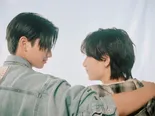 【写真】 交差する岩瀬と小西の視線が熱い肩組みショット