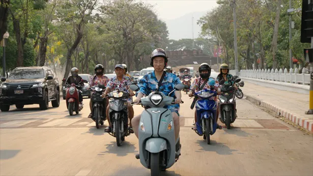 パク・ミョンス、タイのチェンマイでバイク移動