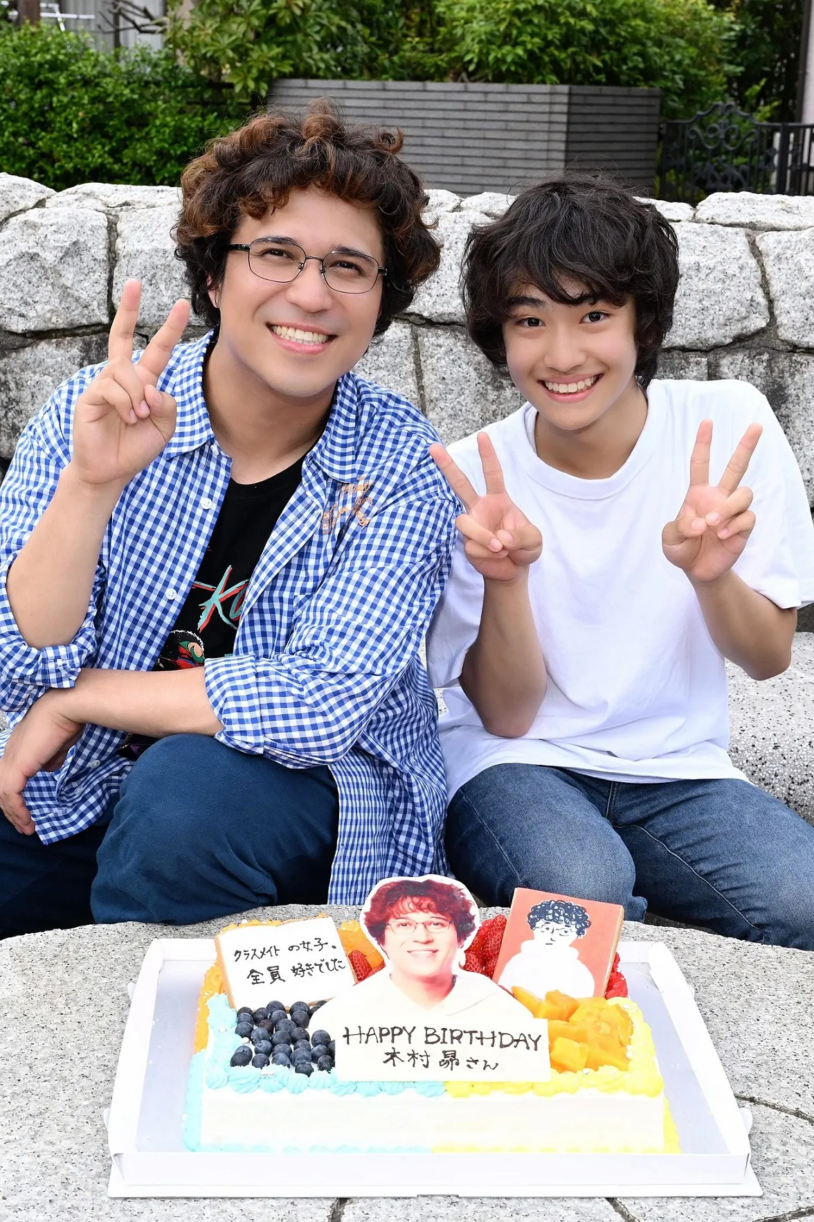【写真】サプライズケーキを前に木村昴“脛男”と及川桃利“スネオ”が爽やかな笑顔を見せる
