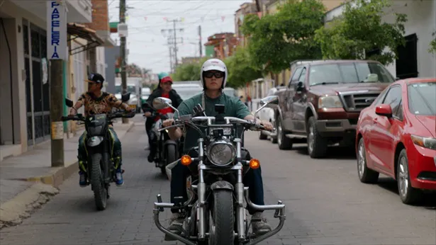 大型バイクにまたがるチ・チャンウク