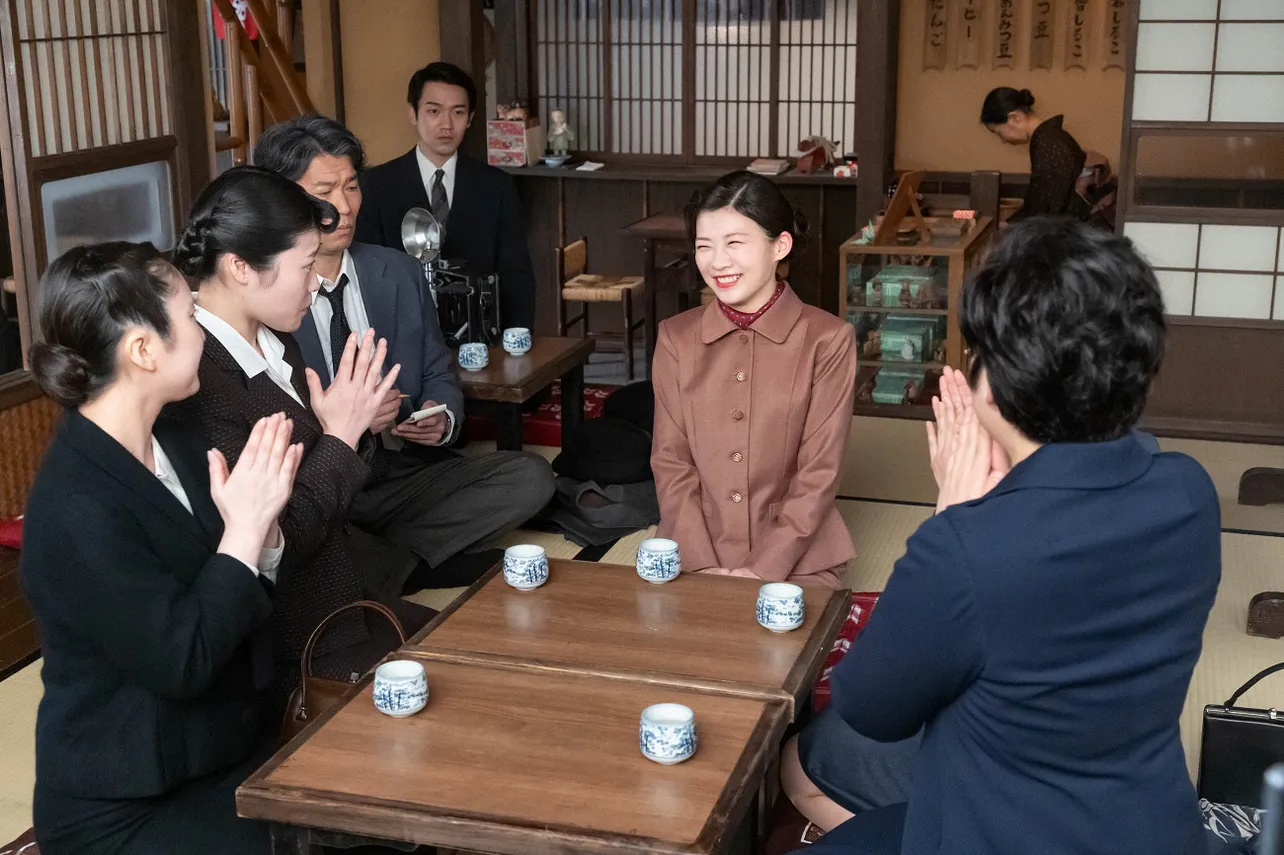 【写真】拍手され笑顔を浮かべる寅子(伊藤沙莉)