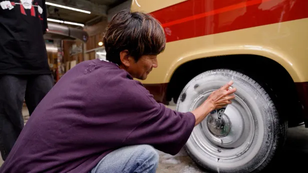 【写真】みんなでカスタムした愛車を、愛情込めて磨く国分太一