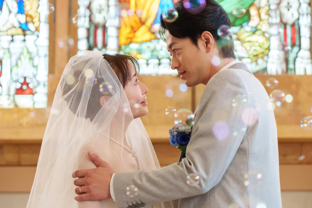 【写真】結婚式で幸せそうに見つめ合う松本まりか“みのり”と竹財輝之助“勇⼤”