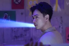 事件を追う成田凌“冴木”の前に、謎の女性・吉川愛“花音”が現れる「父は犯人ではありませんよ」＜降り積もれ孤独な死よ＞