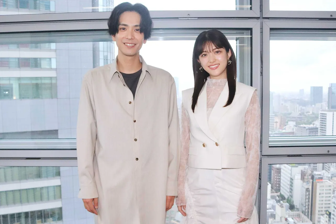 【写真】黒羽麻璃央＆松村沙友理、恋人役を演じる2人の爽やかなショット