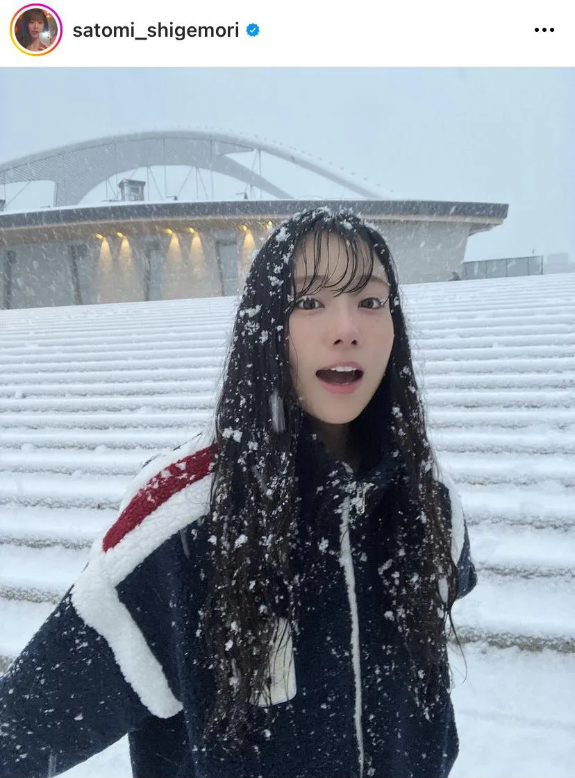 重盛さと美、雪の降る中ではしゃぐ姿