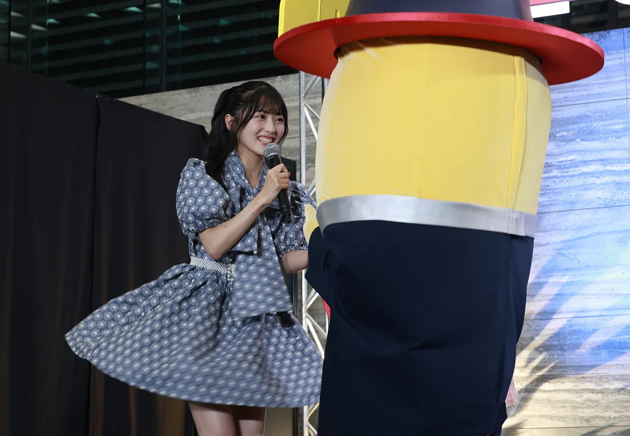 【写真】さすがのテクニック！AKB48佐藤綺星が握手会でナナナを釣る