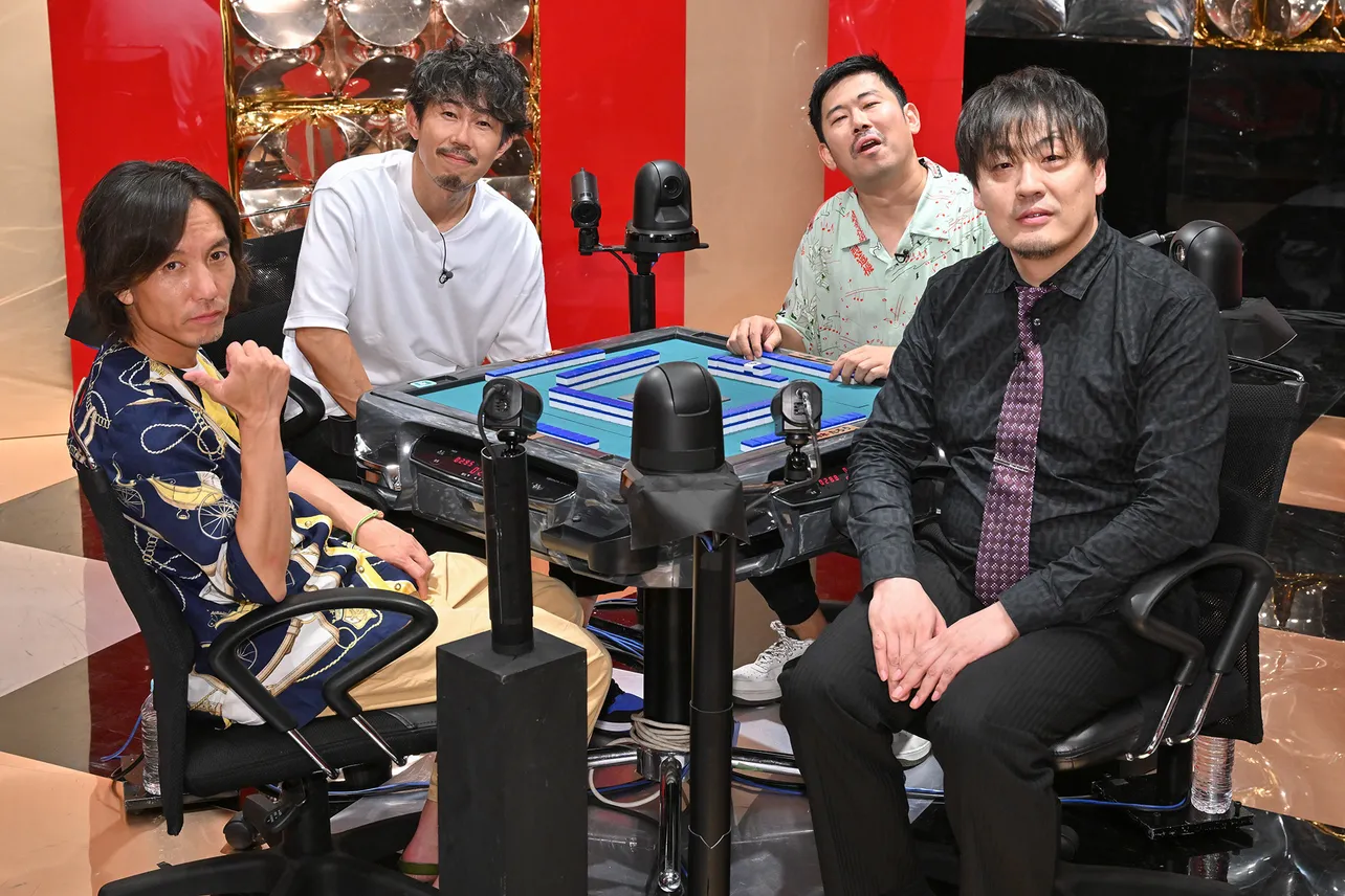 【写真】雀卓を囲む御徒町凧、大村朋宏、岡野陽一、鈴木たろう氏(写真左から)