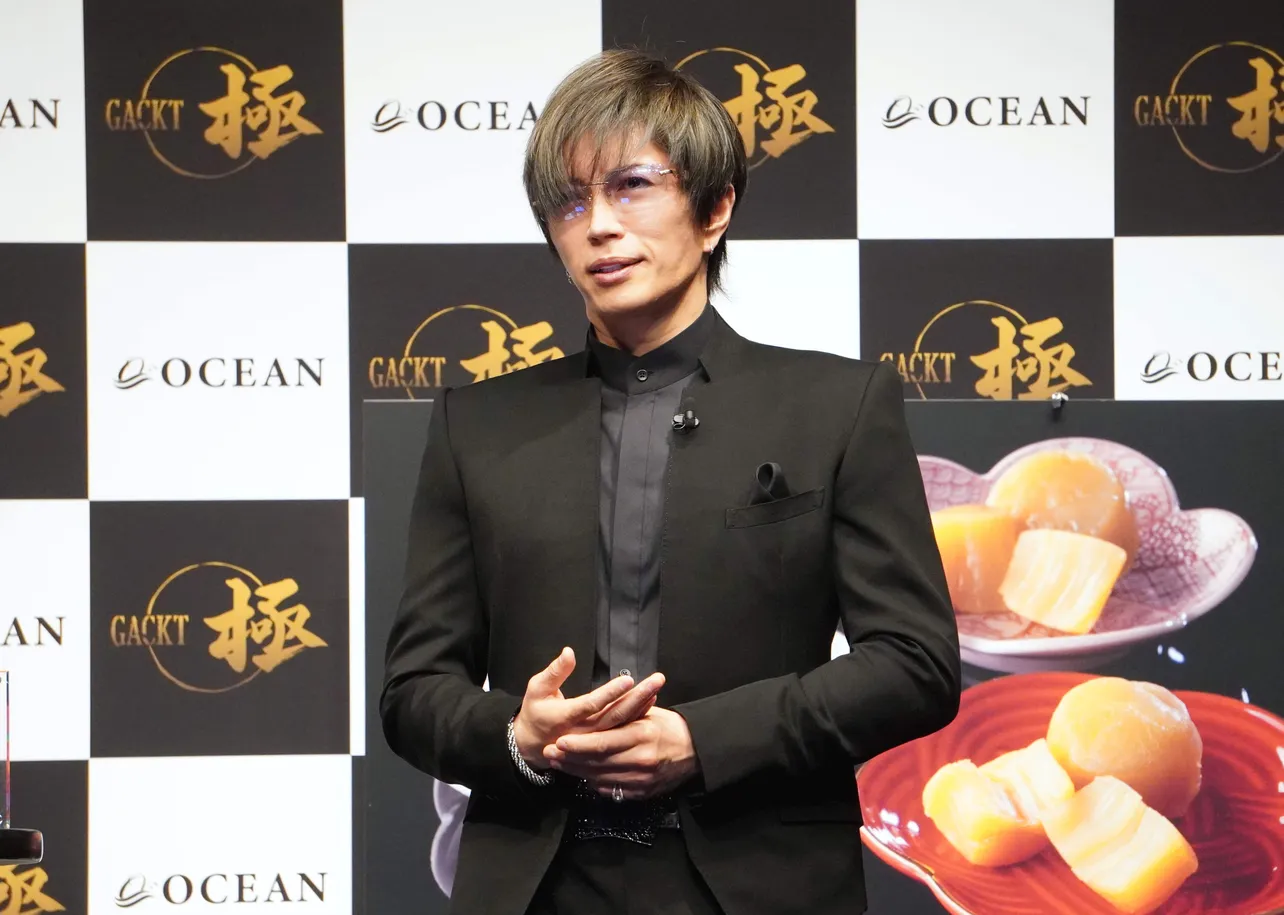 【写真】商品の魅力を熱く語るGACKT