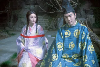 久しぶりに再会し、激しく抱き合う吉高由里子“まひろ”と柄本佑“道長”「俺のそばで生きることを考えぬか」＜光る君へ＞