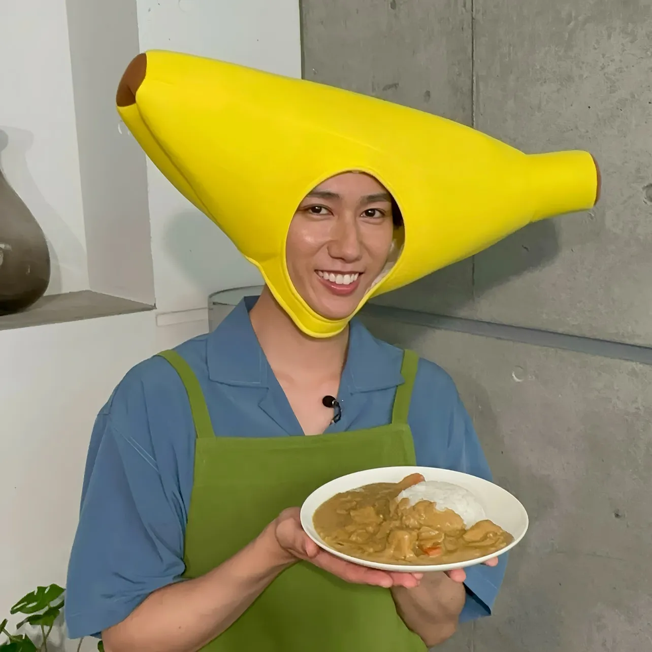 【写真】バナナを被ってもカッコいいSnowMan・阿部亮平