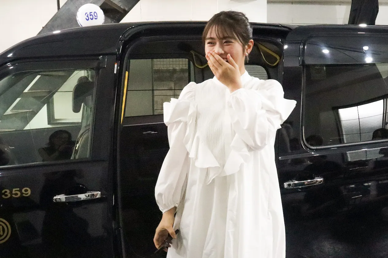 没入体験タクシーを試乗した渋谷凪咲は「めちゃくちゃ怖かったです」と興奮気味に話す
