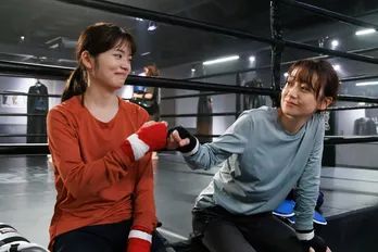 小芝風花“桜”&大島優子“真”のバディ感あふれる姿、Snow Man阿部亮平“手嶋”と“真”の2人きりショットなど最新シーンが解禁<GO HOME>